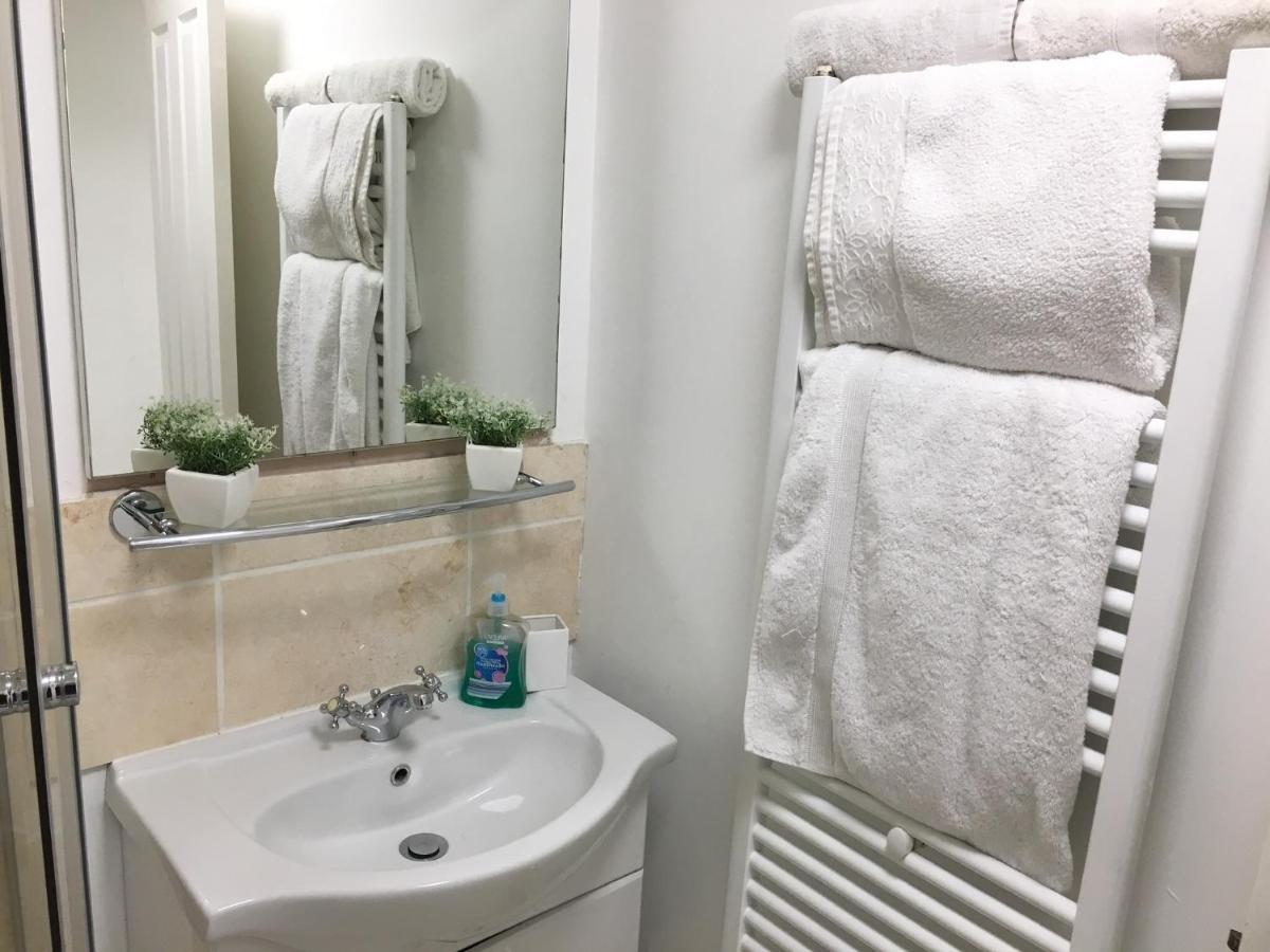 Spacious Ground Floor Studio Flat - Easy Access To Stansted Airport, London And Cambridge Apartment Bishop's Stortford Luaran gambar