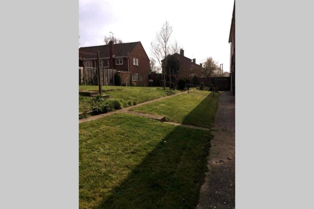Spacious Ground Floor Studio Flat - Easy Access To Stansted Airport, London And Cambridge Apartment Bishop's Stortford Luaran gambar