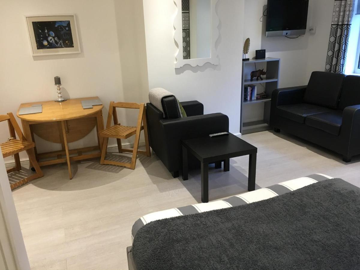 Spacious Ground Floor Studio Flat - Easy Access To Stansted Airport, London And Cambridge Apartment Bishop's Stortford Luaran gambar