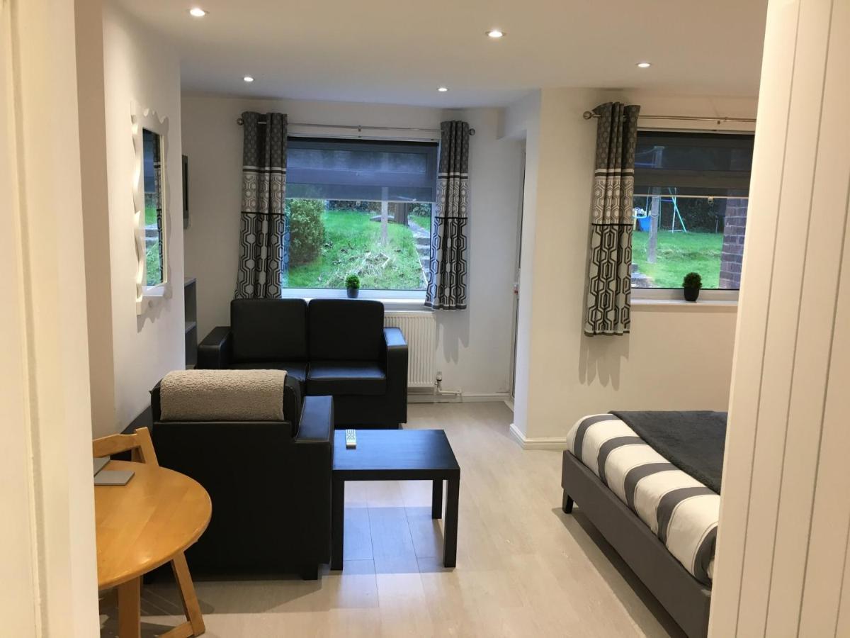 Spacious Ground Floor Studio Flat - Easy Access To Stansted Airport, London And Cambridge Apartment Bishop's Stortford Luaran gambar