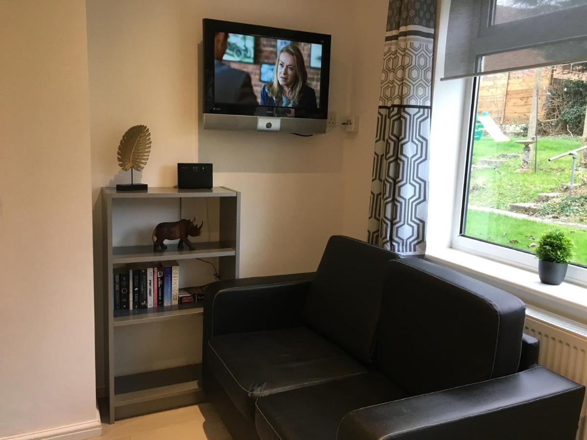 Spacious Ground Floor Studio Flat - Easy Access To Stansted Airport, London And Cambridge Apartment Bishop's Stortford Luaran gambar