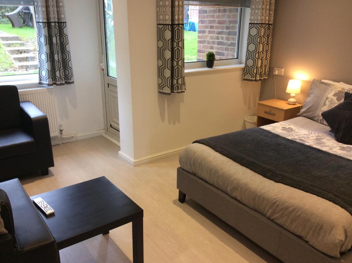 Spacious Ground Floor Studio Flat - Easy Access To Stansted Airport, London And Cambridge Apartment Bishop's Stortford Luaran gambar