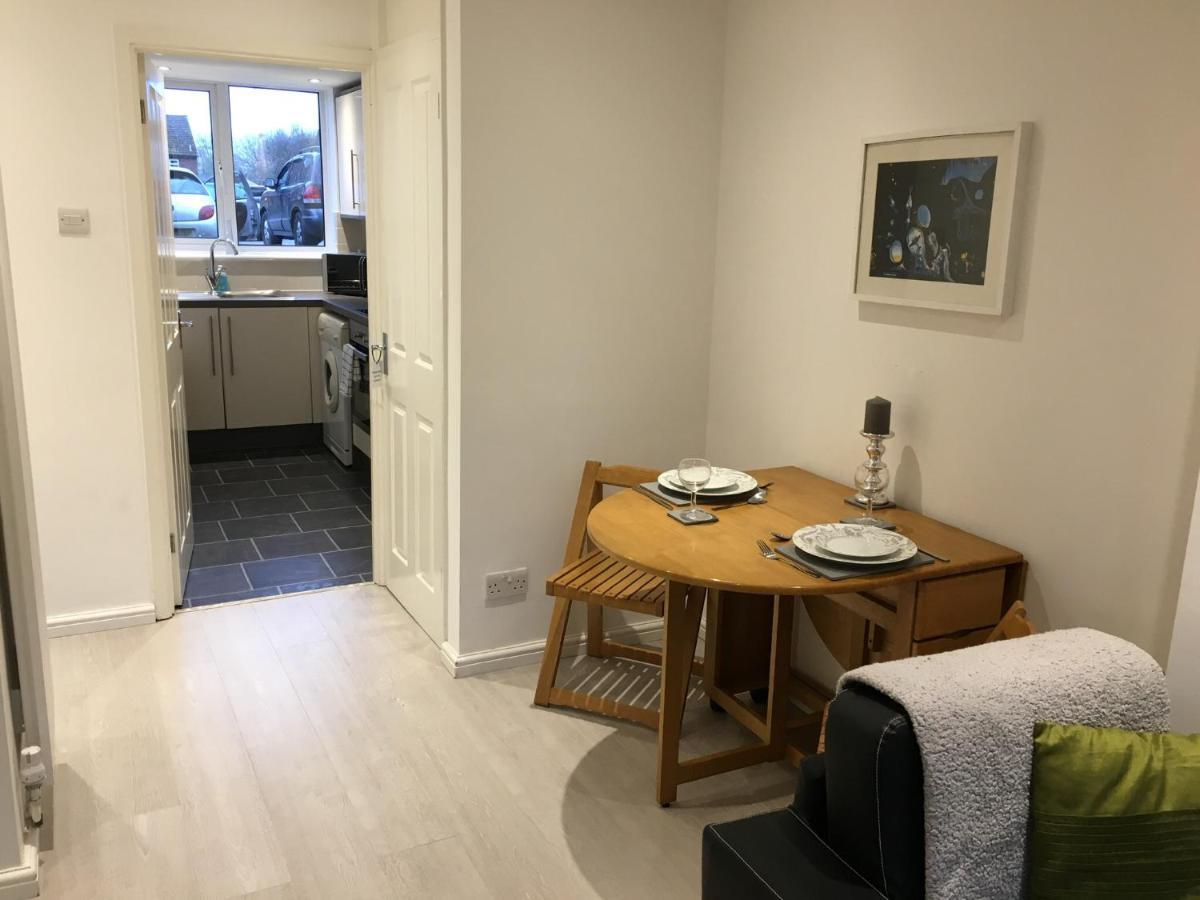 Spacious Ground Floor Studio Flat - Easy Access To Stansted Airport, London And Cambridge Apartment Bishop's Stortford Luaran gambar