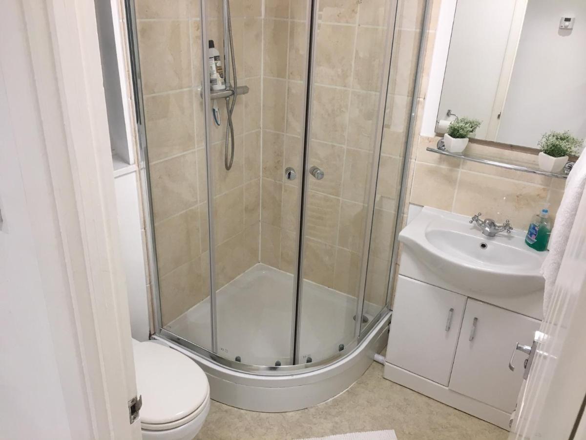 Spacious Ground Floor Studio Flat - Easy Access To Stansted Airport, London And Cambridge Apartment Bishop's Stortford Luaran gambar
